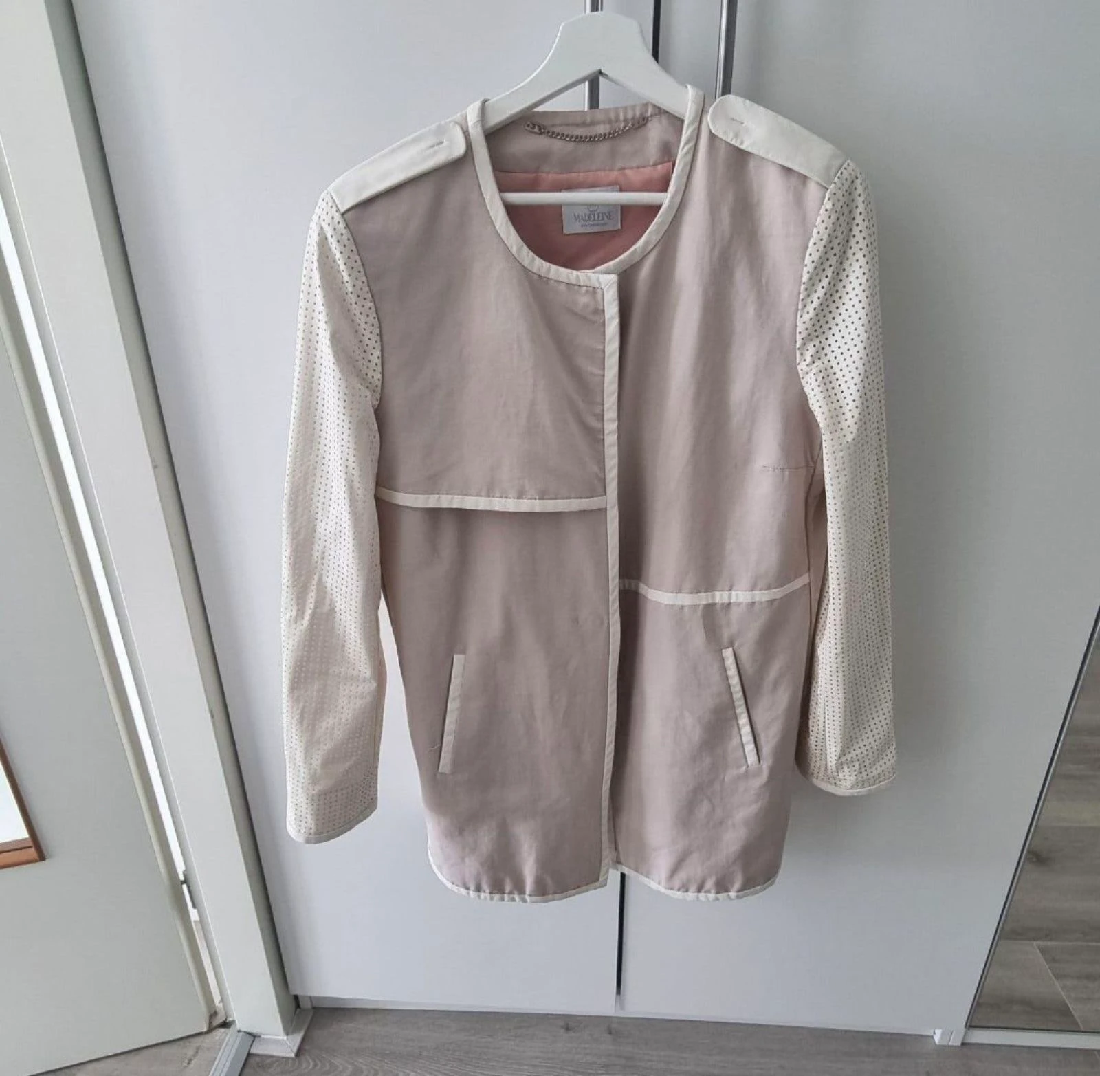 Madeleine elegante trenchcoat / zomerjas beige crème geperforeerde mouwen 44
